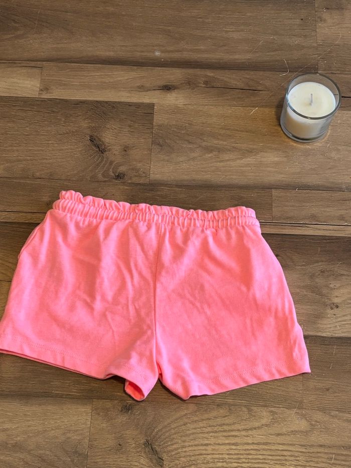 Je vend un short fille taille 4 ans très bon état - photo numéro 2
