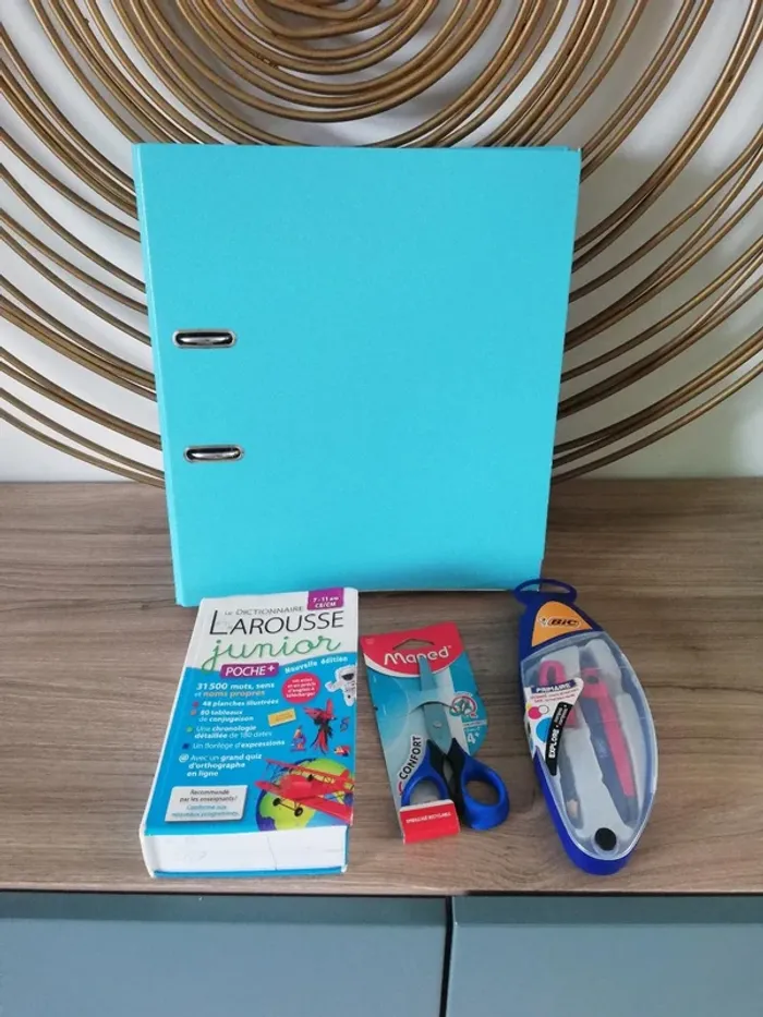 Petit lot de fournitures pour primaire