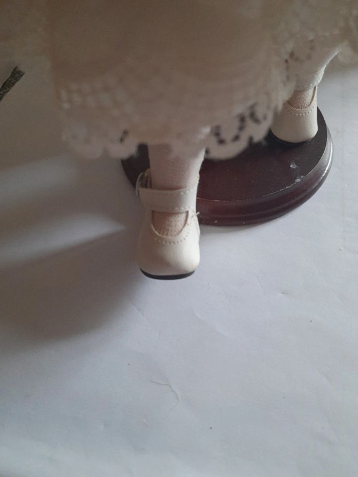 Poupée porcelaine fleurs et dentelles vintage - photo numéro 9