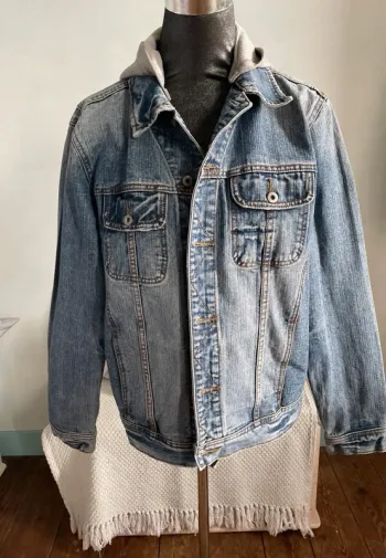 Veste en jean avec capuche.