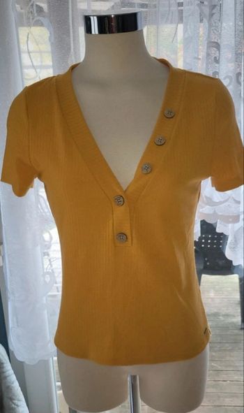 Haut moutarde à manches courtes avec encolure en V – Style et confort réunis