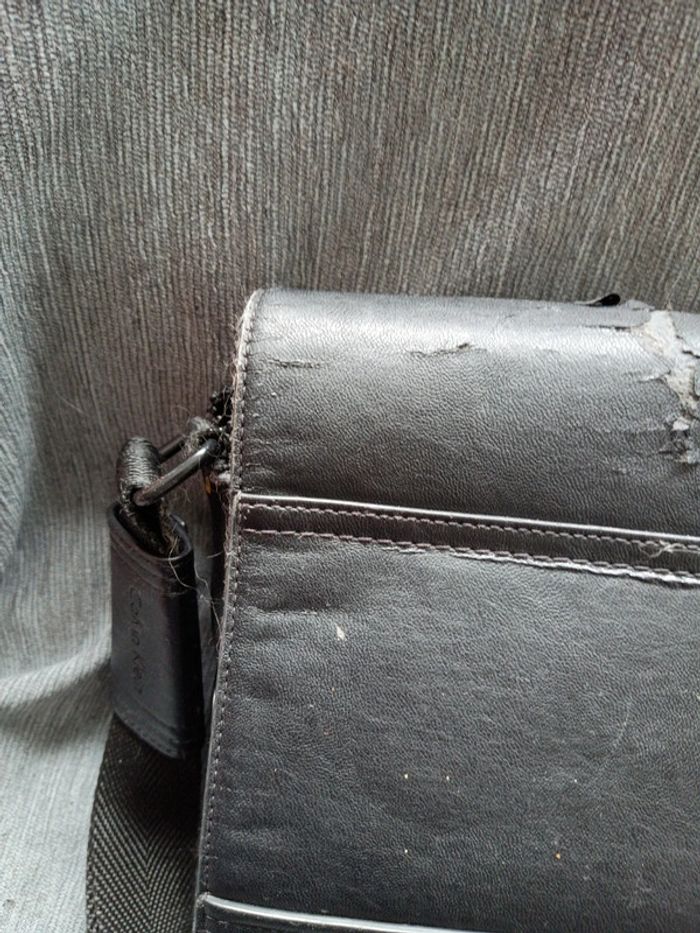 Sacoche Calvin Klein en mauvais état - photo numéro 3