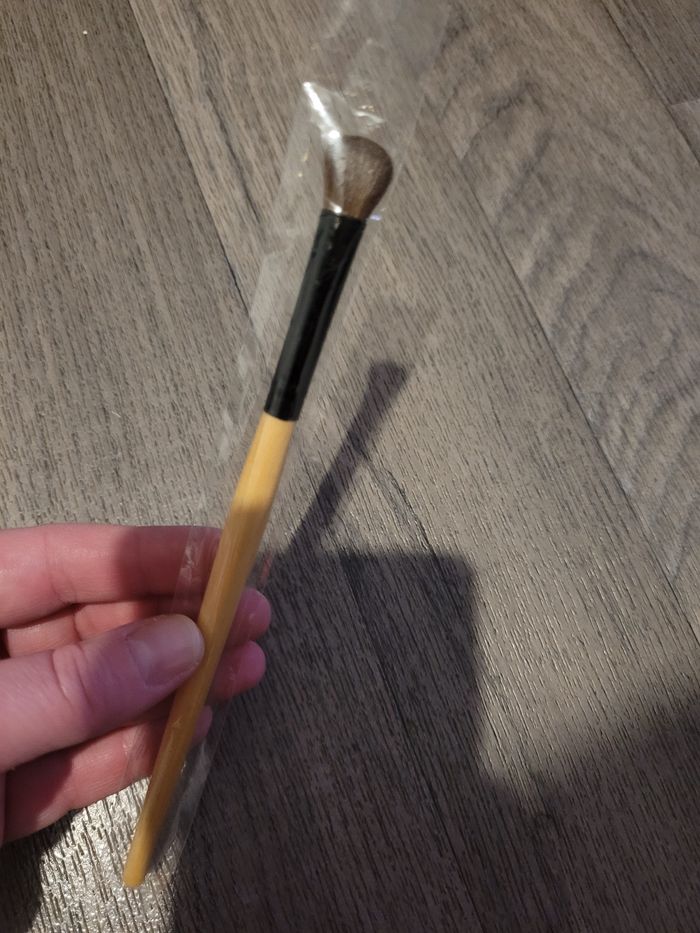 Pinceau fin en bois beige