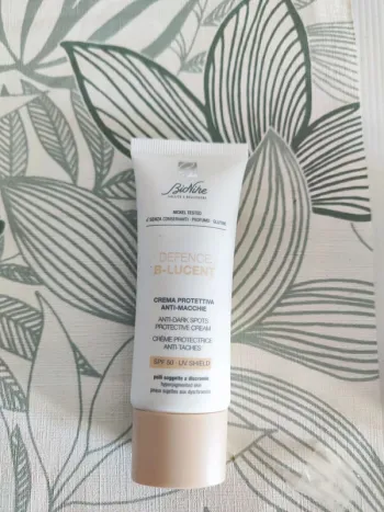 Bionike creme protectrice anti-tâche spf50 40ml  valeur 24€  à utiliser 6 mois après ouverture