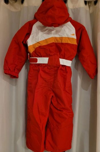 Combinaison de ski rouge avec capuche