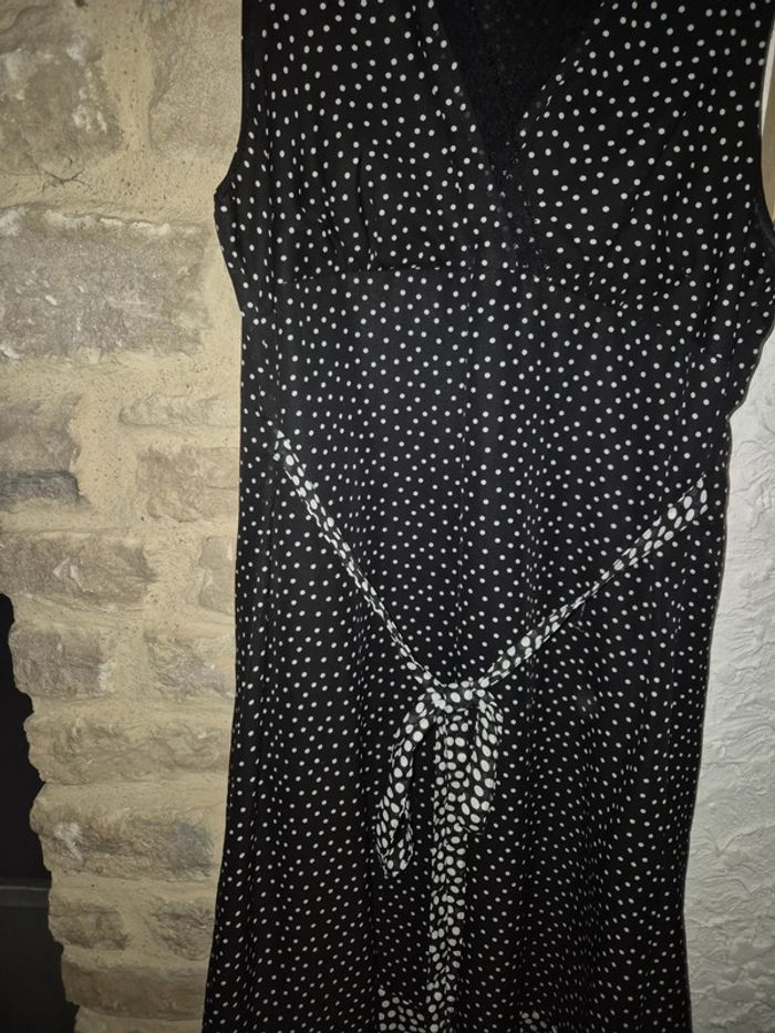 Magnifique robe mi-longue à pois col cache cœur avec dentelle noir et blanc taille 46 - photo numéro 2