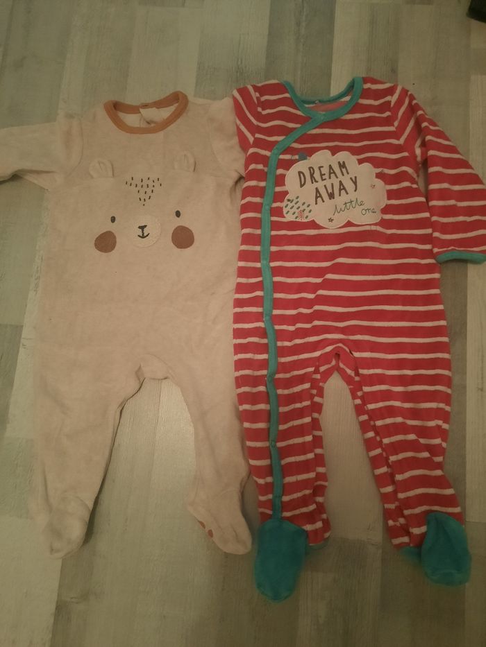 Lot pyjama et bodys - photo numéro 2
