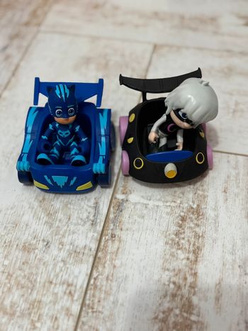 deux petites voitures pyjamasques