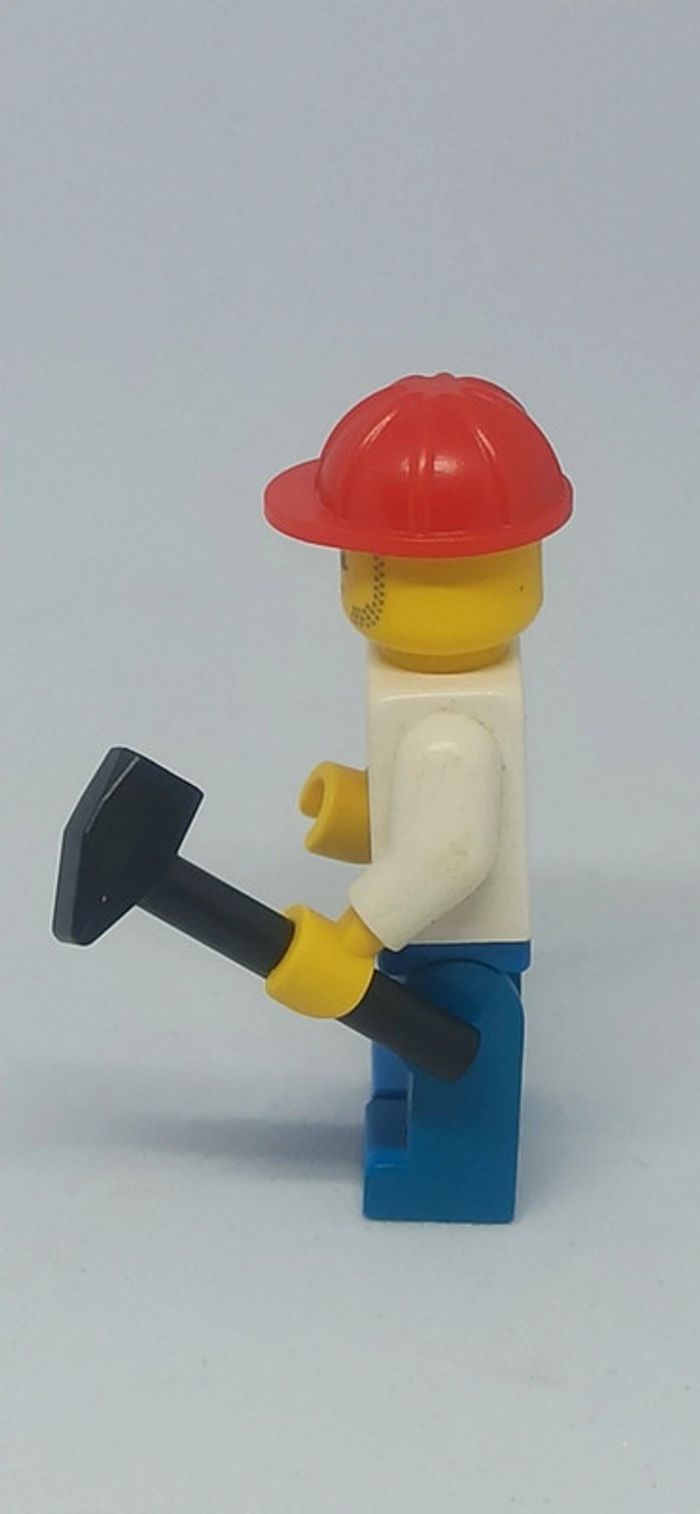 Homme cotte bleue avec marteau lego - photo numéro 2