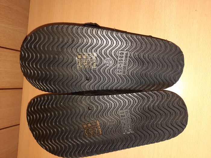 Chaussons noirs pointure 38 - photo numéro 2