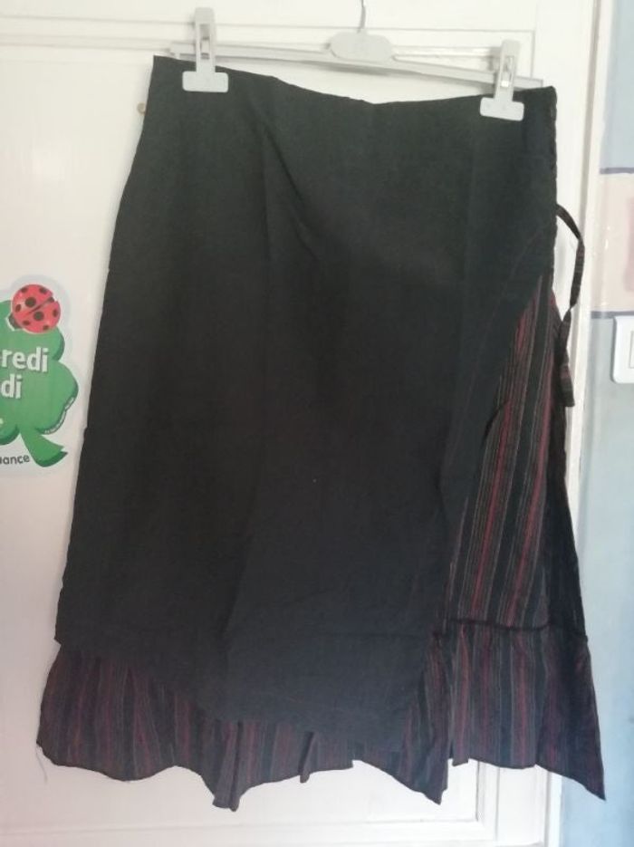 Jupe noire rayée bordeaux, taille 40