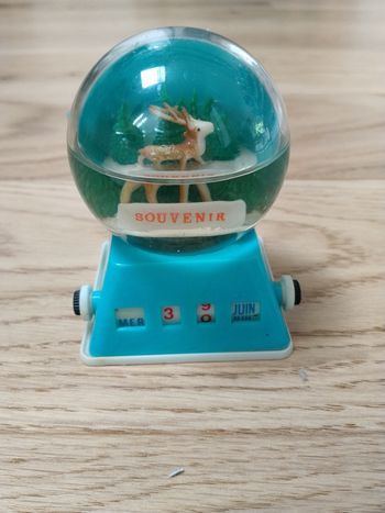Boule à neige calendrier perpétuel daim 