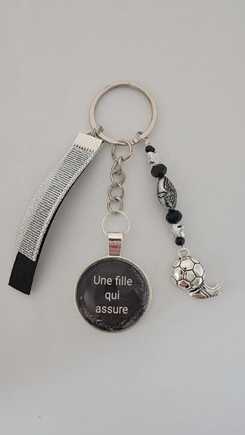 Cadeau ma fille, porte clé message bijoux de sac " une fille qui assure"