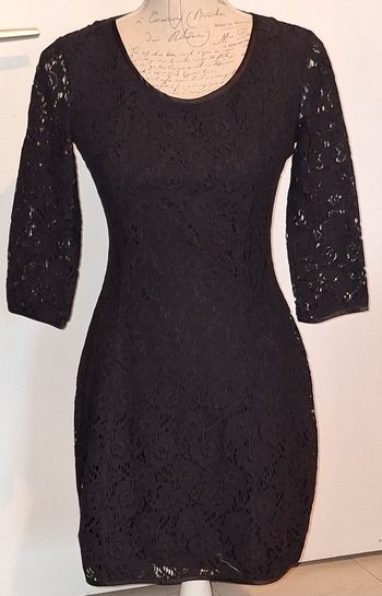 Superbe robe noire élégante toute en dentelle