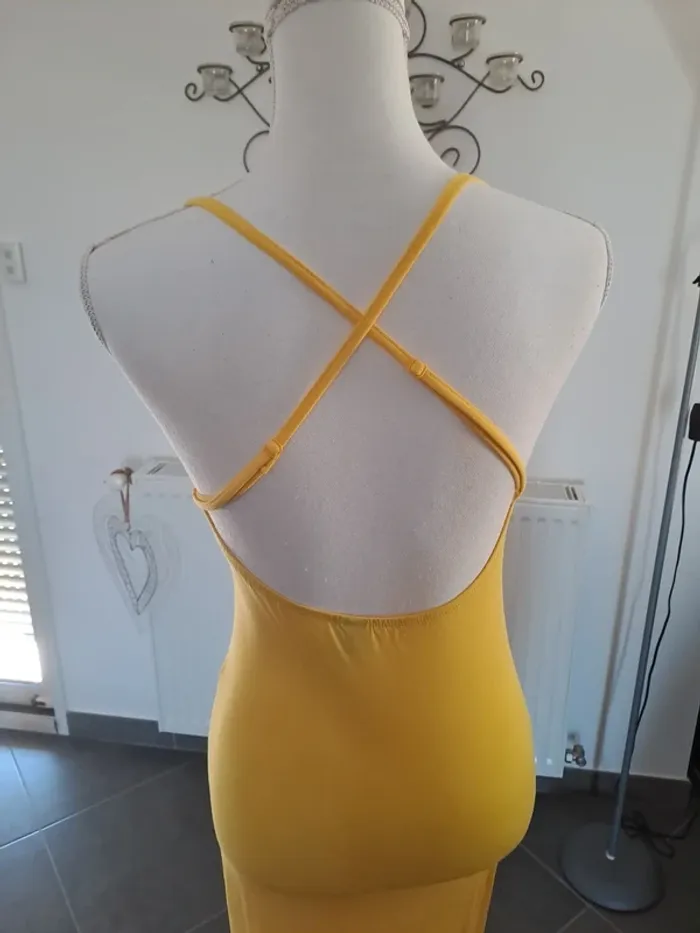 Robe d'été moulante jaune - photo numéro 2