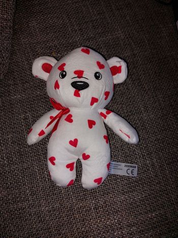 Peluche avec des cœurs