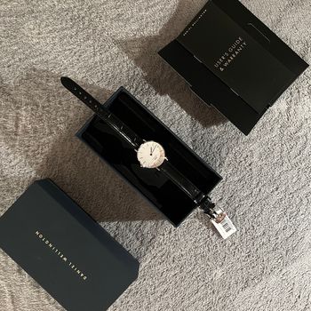 Montre Daniel Wellington Petite Reading 28mm cuir noir cadran blanc femme
