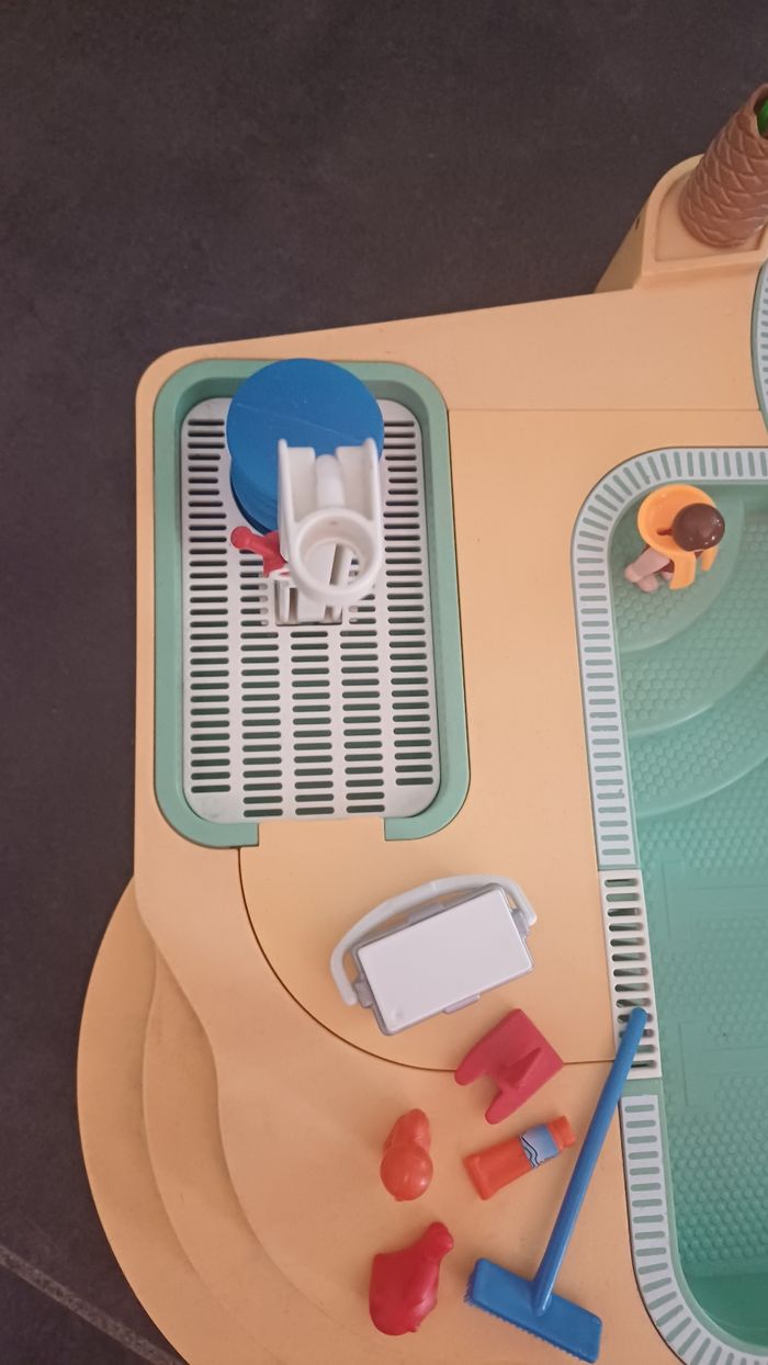 Piscine avec personnages playmobil - photo numéro 3
