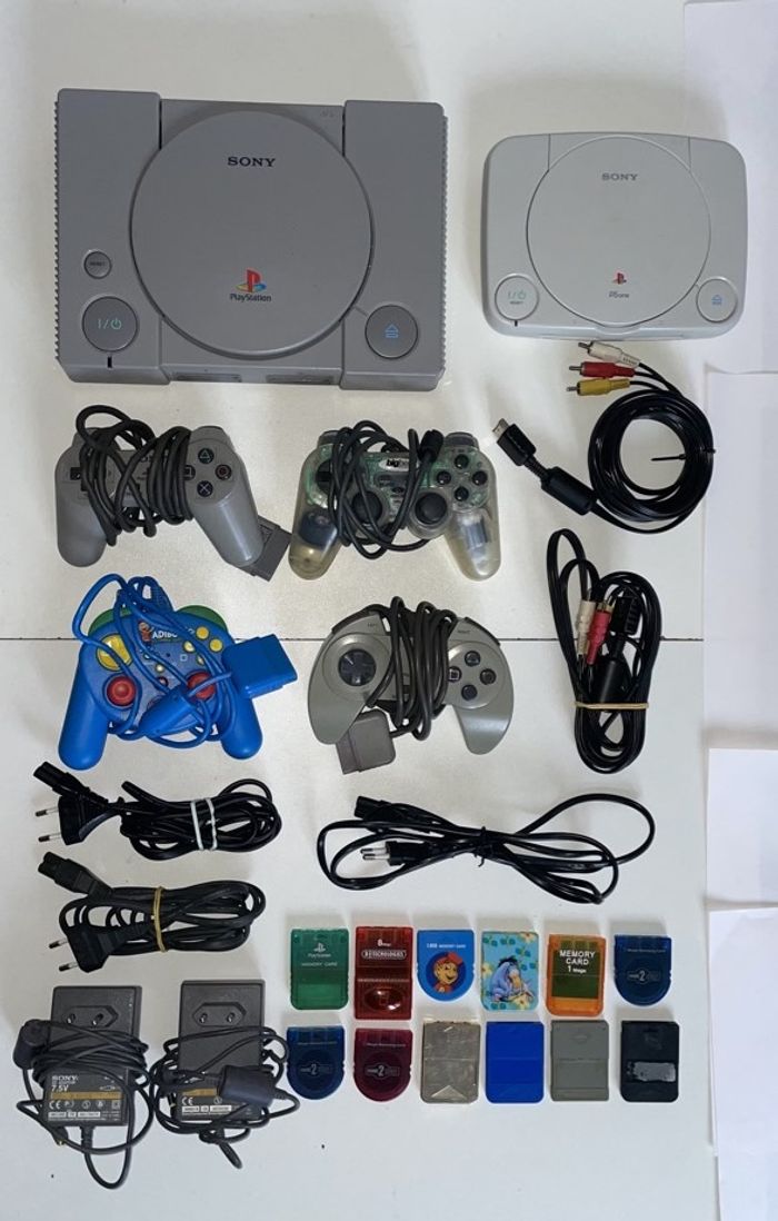 lot PS1 PSone Playstation + câbles, manettes et cartes mémoires