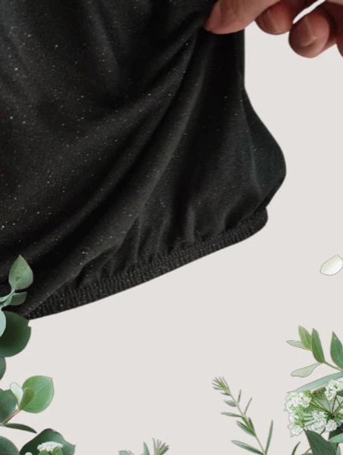 Blouse noire et paillettes - photo numéro 2