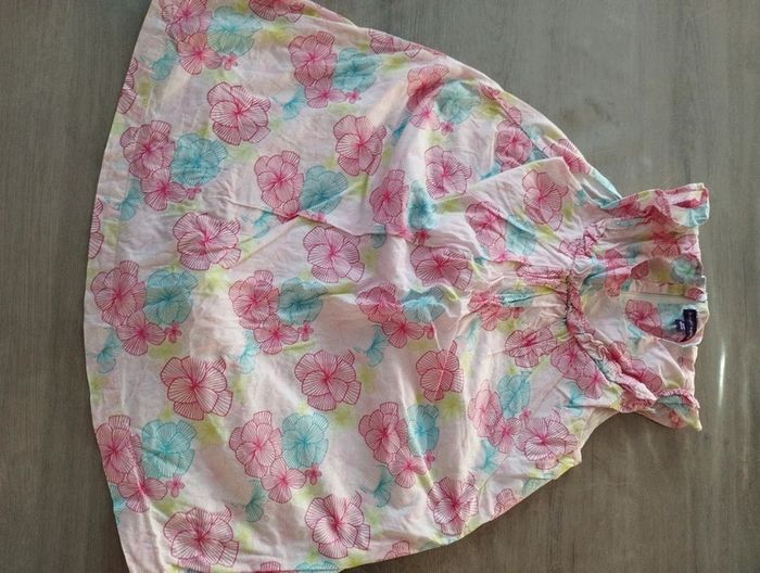 Robe sergent major à fleurs
