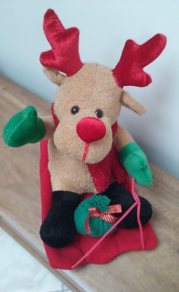 Petit renne peluche sur sa luge
