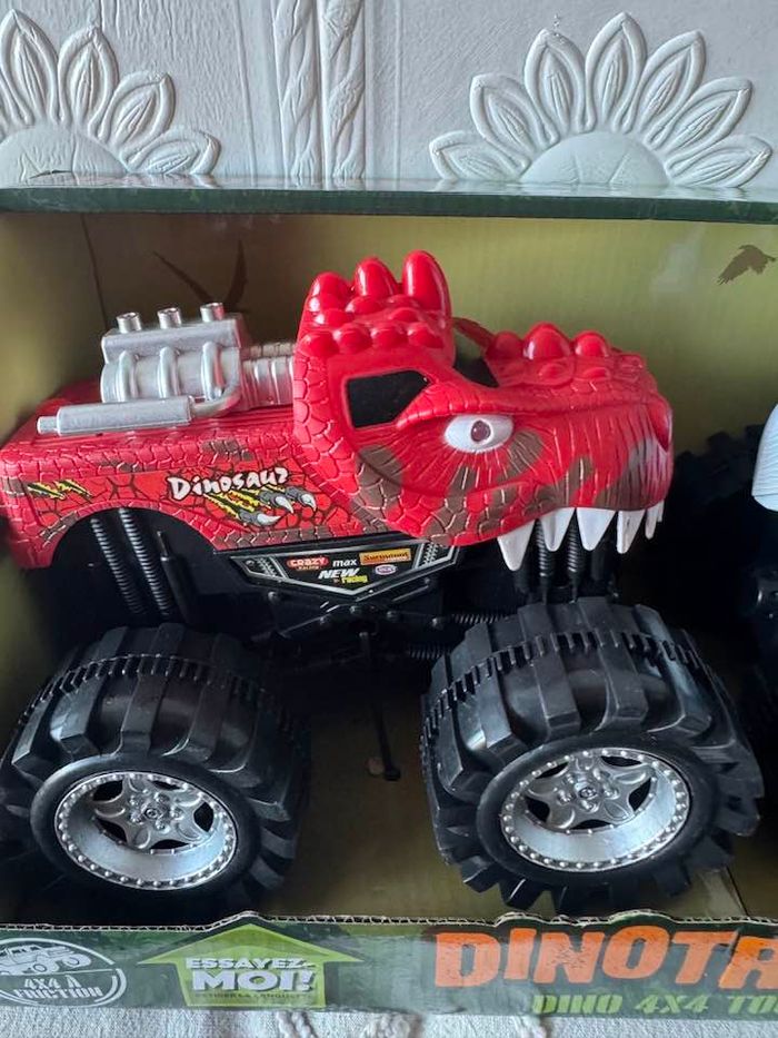 Lot De 2 Voitures 4x4 monster trucks - photo numéro 2