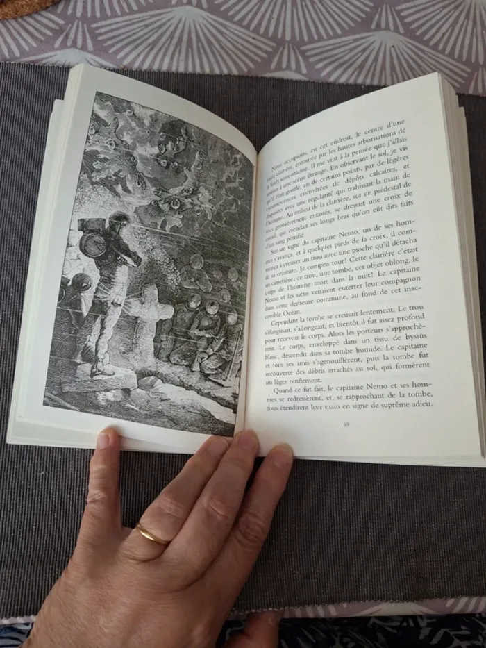 Livre Vingt mille lieues sous les mers - photo numéro 4