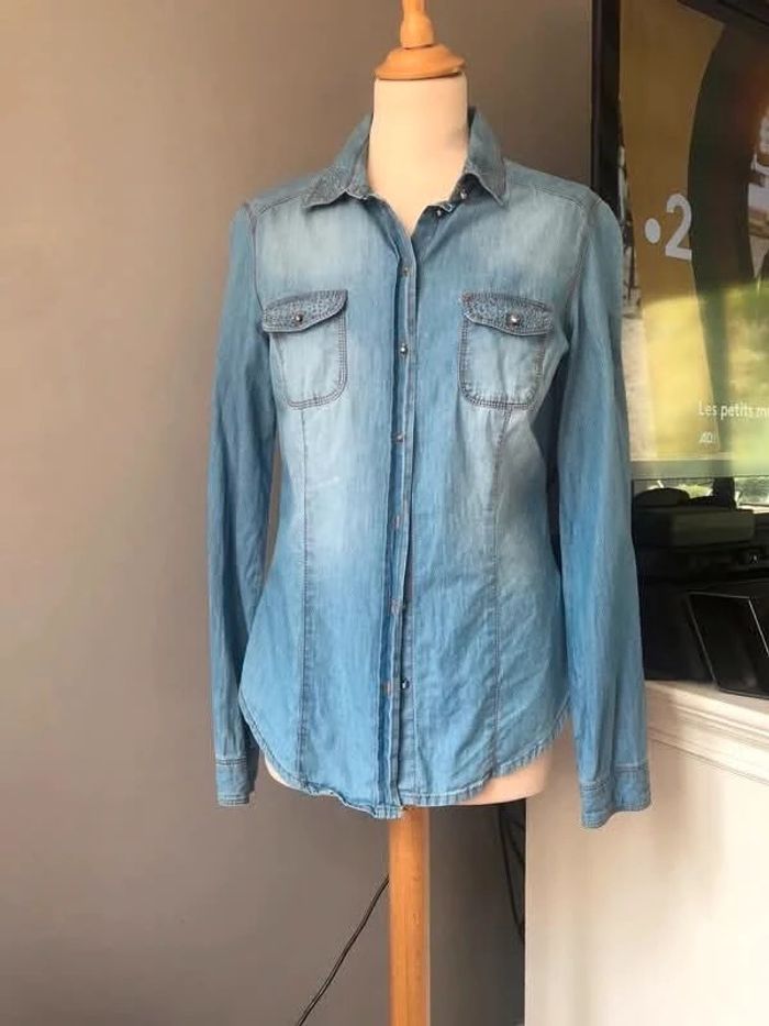👔 Chemise en jean denim longue et ample à manches longues avec strass sur le col et les poches - photo numéro 7