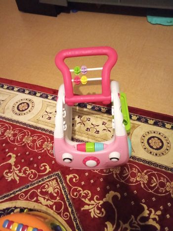 Pousse pousse musical et rigolo pour apprendre à marcher  avec boulier et forme