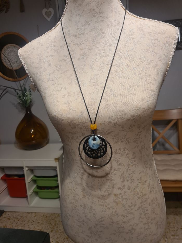 Collier. Sautoir. Lien noir. Cercle noir et turquoise. 48 cm. - photo numéro 2