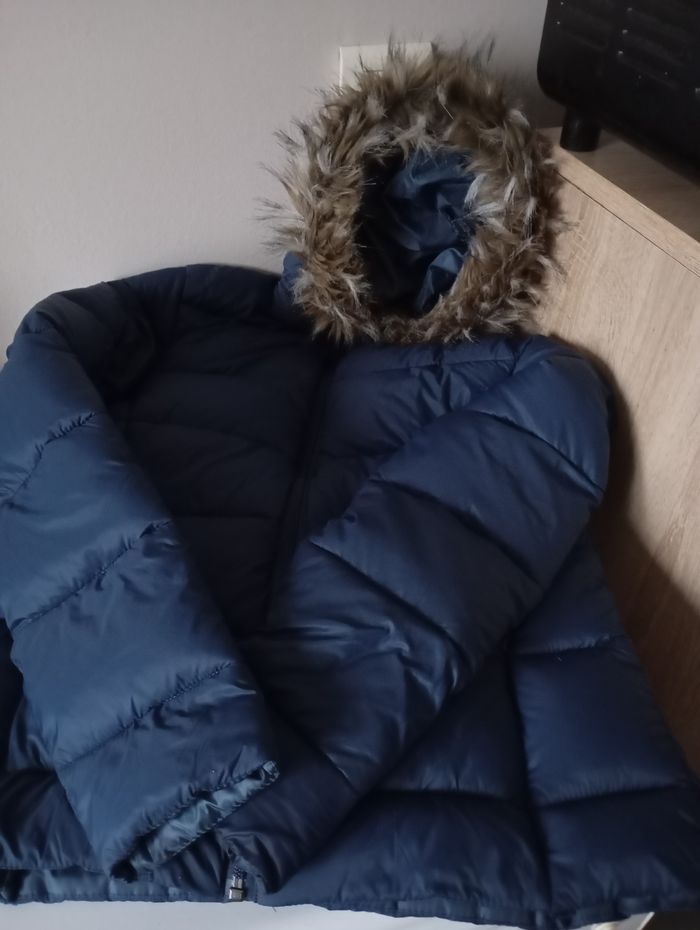 Blouson doudoune.Taille S. Capuche et fausse fourrure .2 poches . Polyamide polyester. Bleu foncé ,marine ..Up Fashion.Etat neuf - photo numéro 4