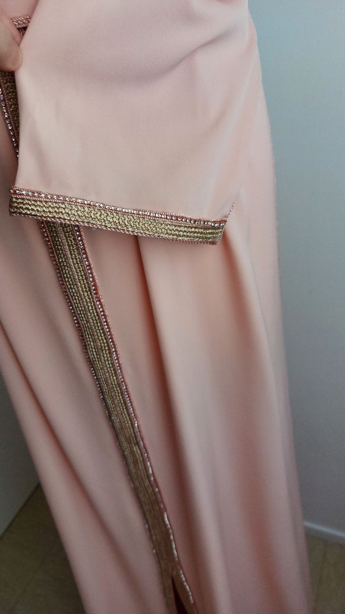 Caftan NEUF jamais porté couleur abricot simple et classe - photo numéro 3