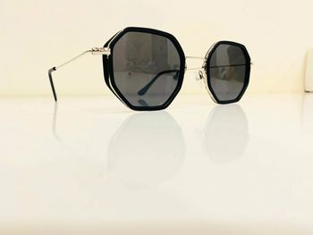 Lunette de soleil mixte hexagonale noire et argentée UV protection catégorie 3