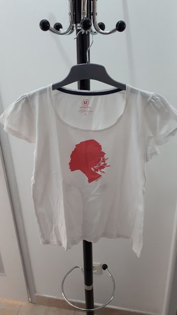 T shirt blanc avec motif rose taille M
