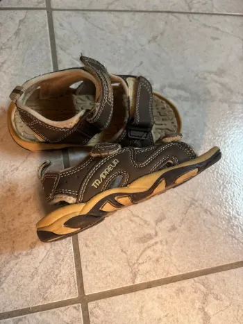 Petite chaussure ouverte