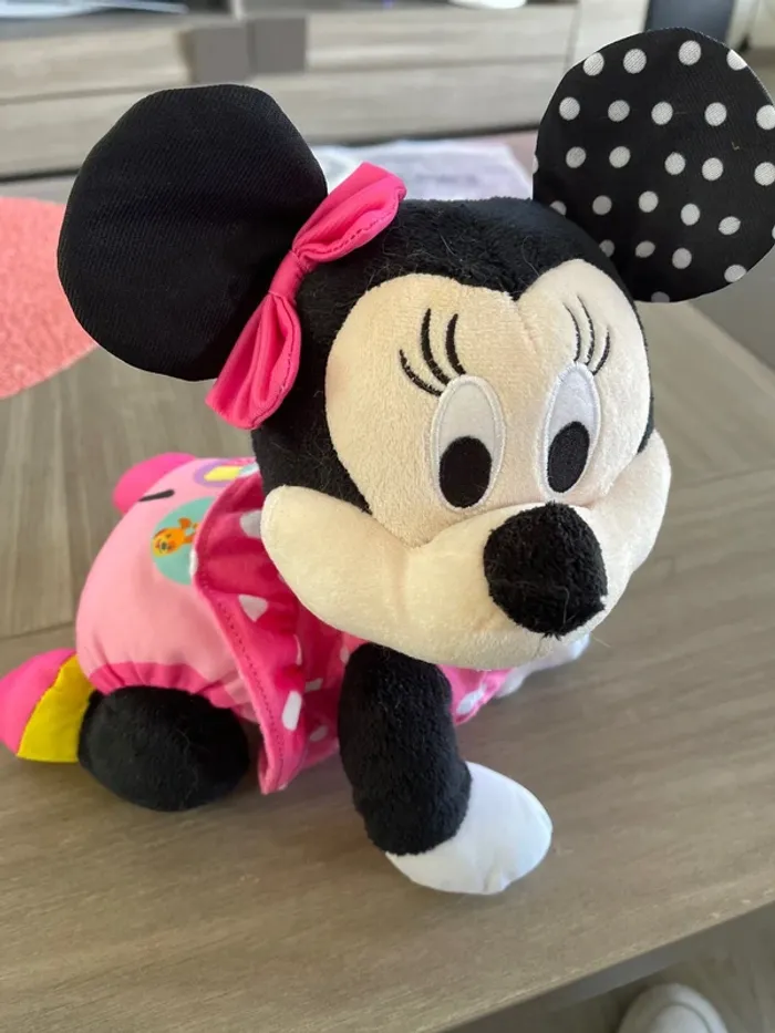 Minnie qui fait du 4 pattes