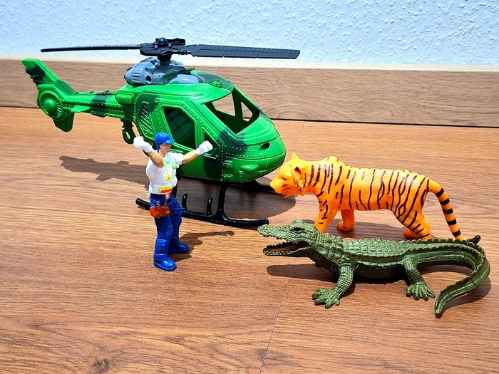 Hélicoptère militaire camo avec pilote, tigre et crocodile - photo numéro 2