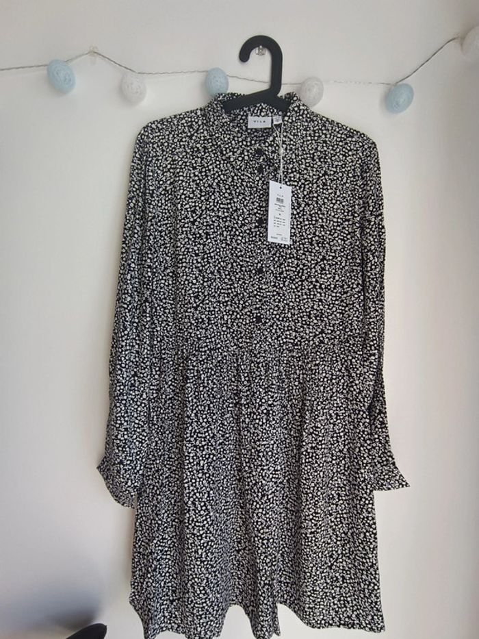 Robe noire à imprimé floral blanc Vila Taille 38 Neuf avec étiquette - photo numéro 4