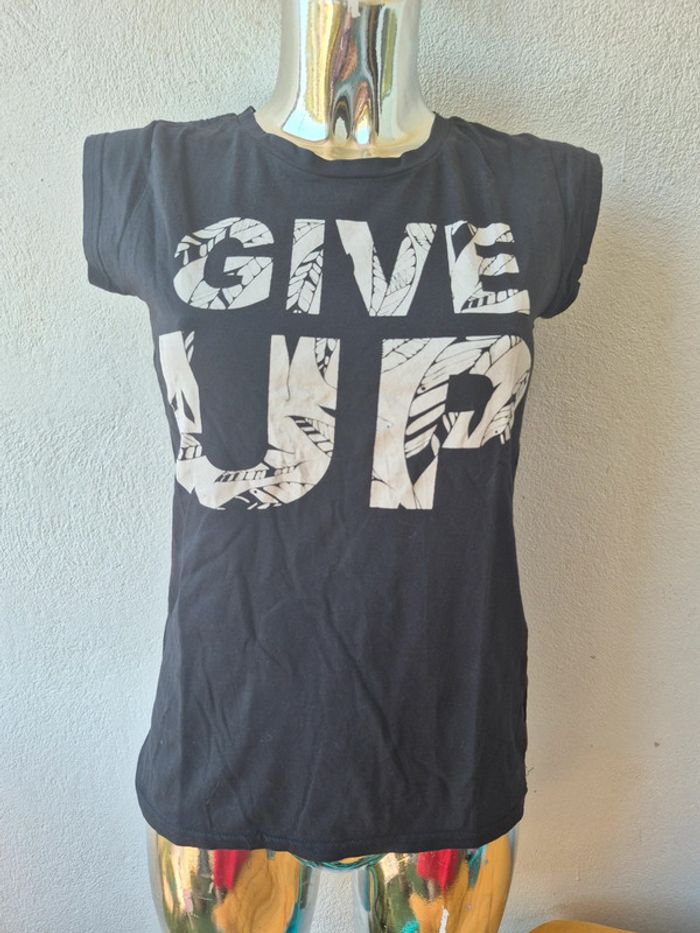 T-shirt motif "give up" col rond