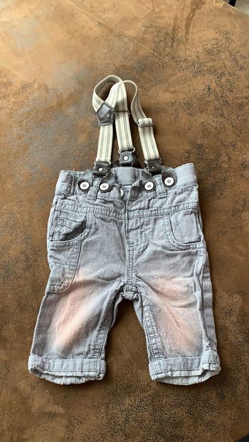 Pantalon gris avec bretelles marron 3 mois