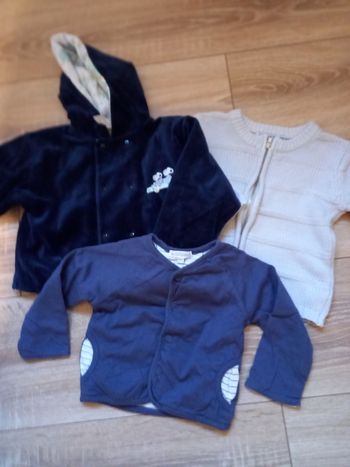 Lot de 3 gilets bleu et gris clair taille 6 mois