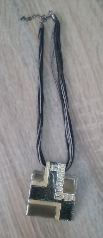 collier gros pendentif carré