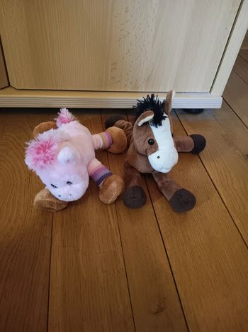Lot de deux peluches chevaux