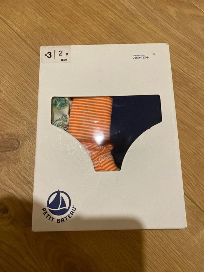 Lot de trois slips garçons neufs petit bateau
