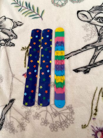 Lot de trois bracelets qui s’enroulent autour du bras lorsque qu’on les tapent sur celui ci.