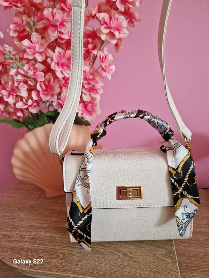 Sac à main bandoulière blanc effet croco détail doré avec foulard - photo numéro 3