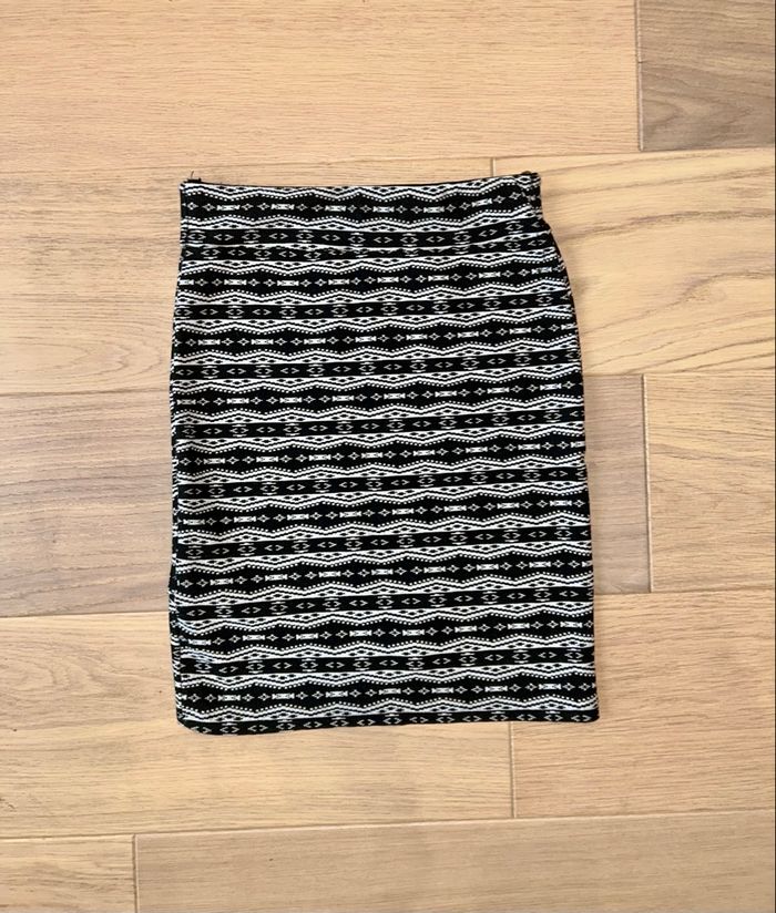 Jupe Stradivarius taille XS - Motif noir et blanc, coupe taille haute ajustée, élastique