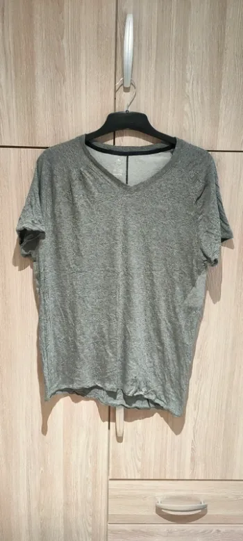 T shirt de sport gris, matière légère