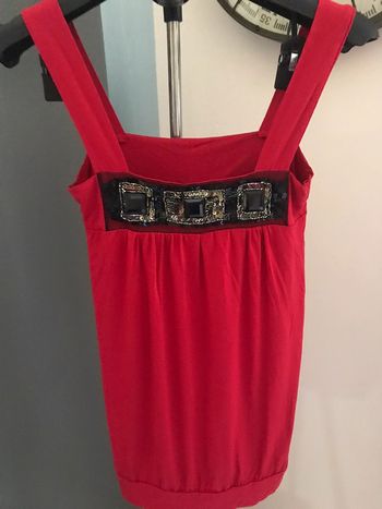 Débardeur rouge décolleté bijoux/paillettes